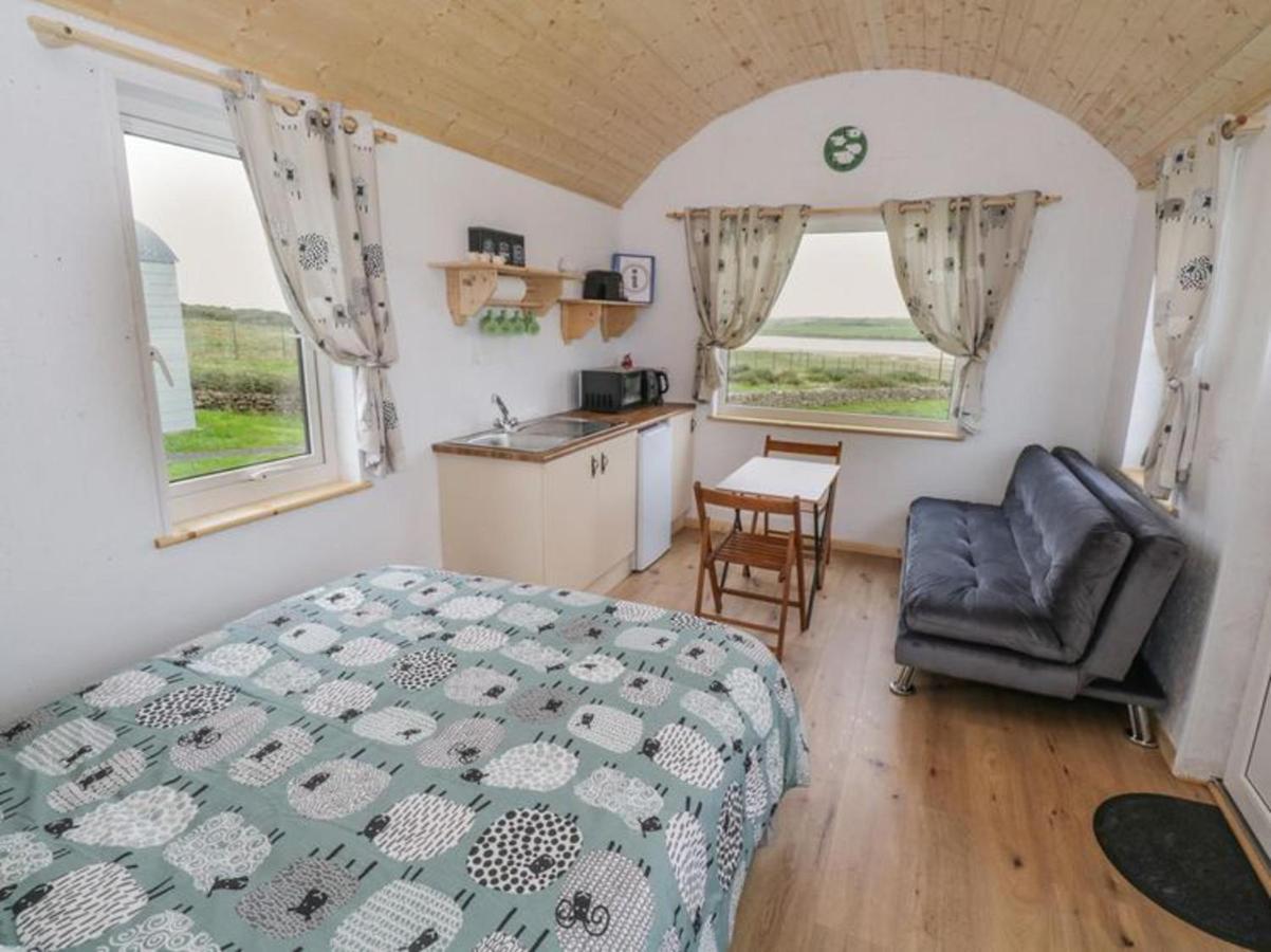The Snuggly Sheep Shepherd Hut Farm Stay Ballyshannon Buitenkant foto